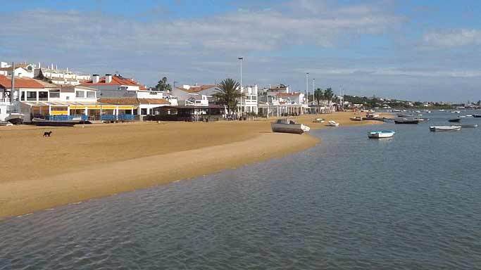 Investigan al dueño de un todoterreno que apareció en El Rompido atascado a orillas del río Piedras