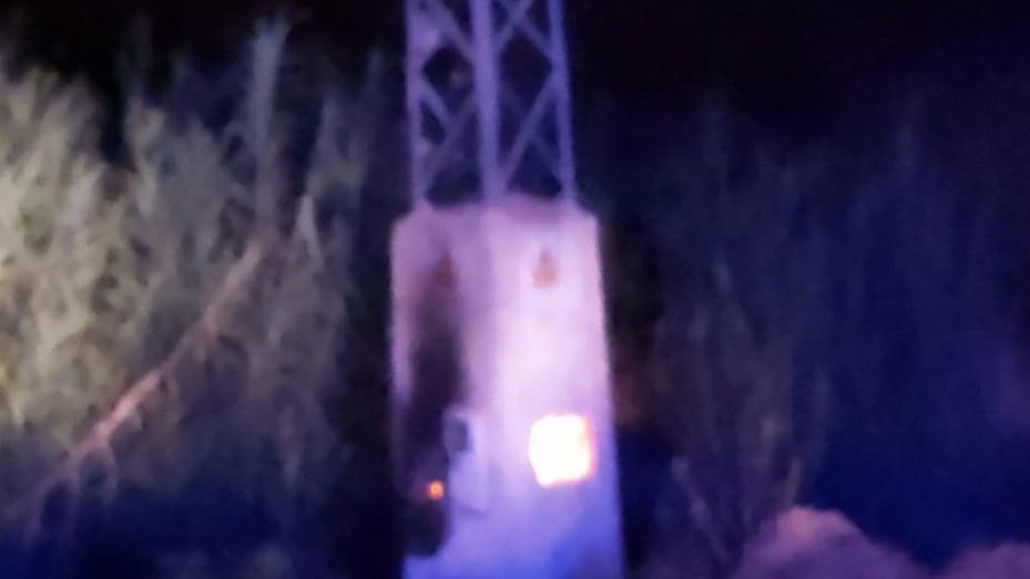 Bomberos actúan en el incendio de un transformador y de un vehículo en la A-49