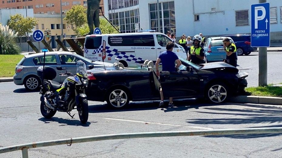 Un aparatoso accidente junto a Aqualón acaba con un turismo empotrado en una farola