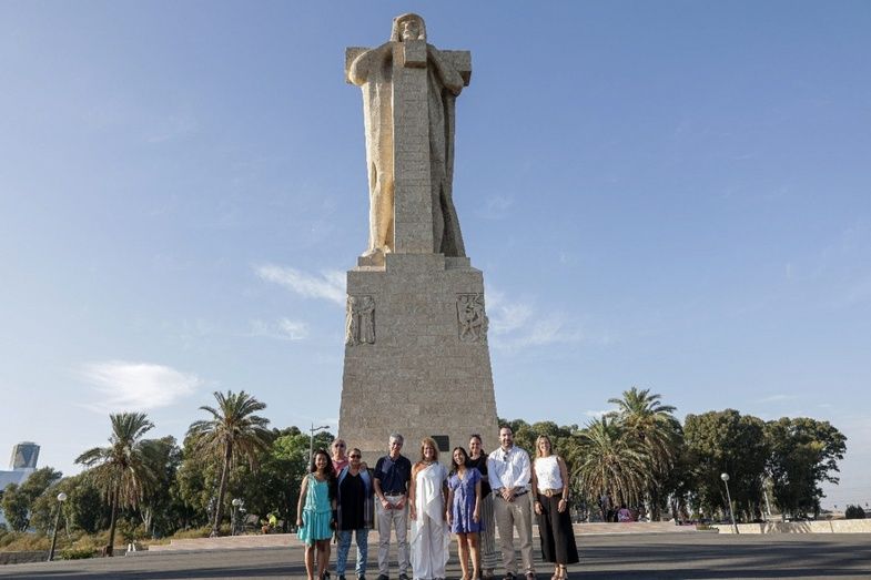 El Puerto y la Asociación Huelva-Nueva York reciben a la tataranieta de la escultora del Monumento a Colón