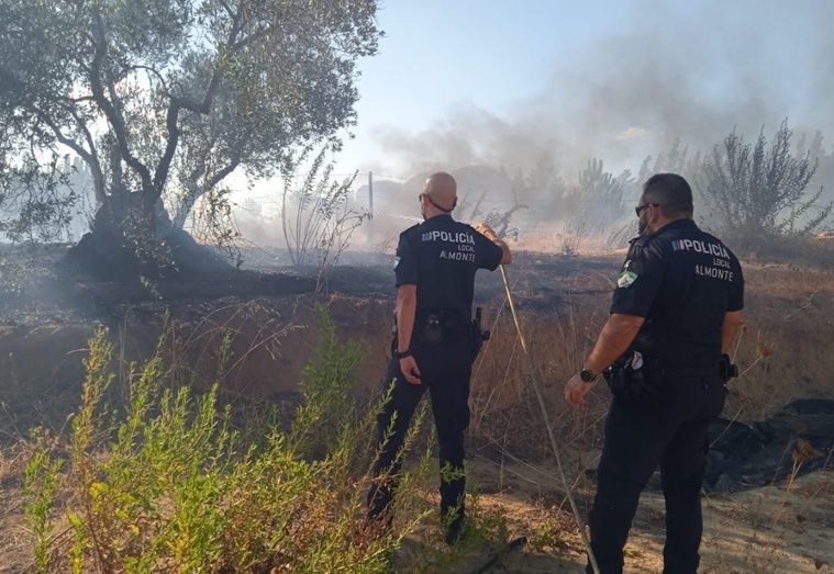 Sofocan un incendio que estuvo a punto de alcanzar una vivienda en el Paraje de Montehigo