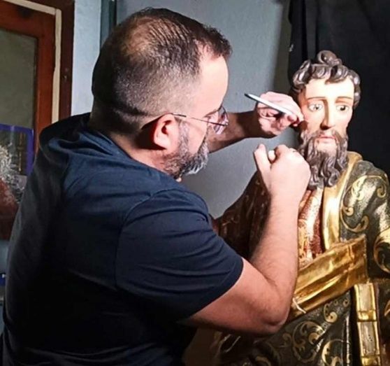 La imagen de San Bartolomé ya en está en Beas tras casi seis meses de restauración