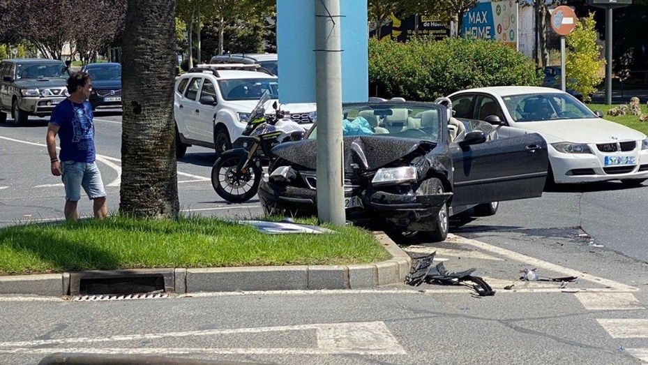 Un aparatoso accidente junto a Aqualón acaba con un turismo empotrado en una farola