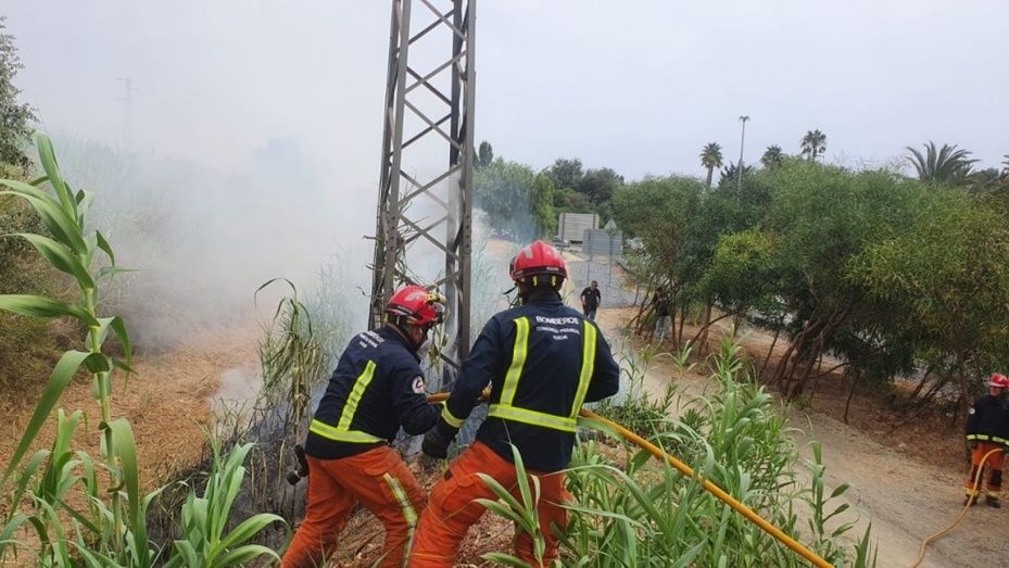 El incendio en una torre de distribución deja varias horas sin electricidad a algunas zonas de La Antilla y Lepe