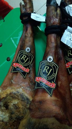Detenido tras robar de madrugada tres jamones de una tienda y esconderse en un portal para que no le vieran los agentes