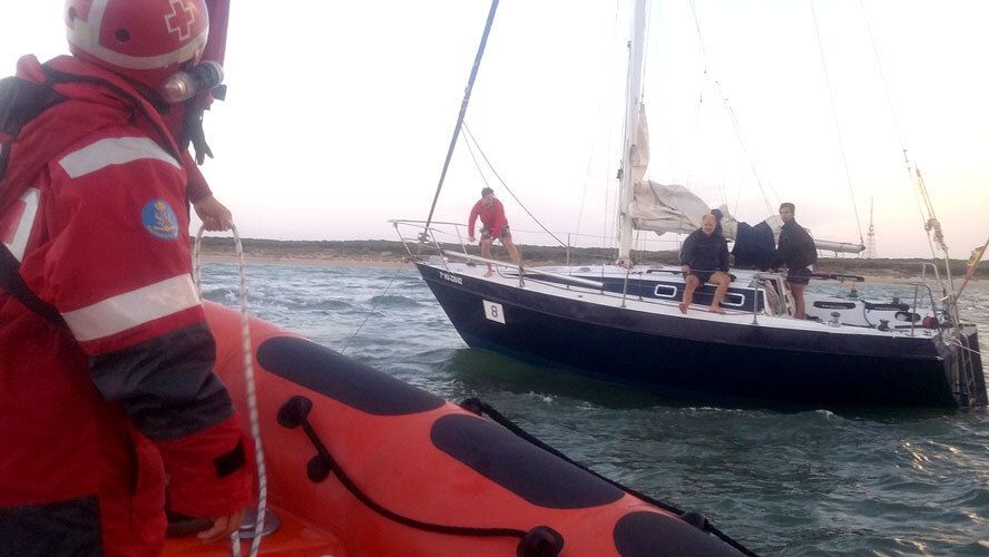 El barco de salvamento de Cruz Roja realizó más de 50 intervenciones este verano
