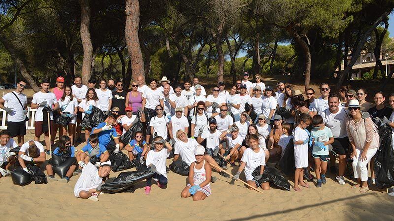 Voluntarios recogen 230 bolsas de basura en la jornada de limpieza en Los Enebrales de Punta Umbría