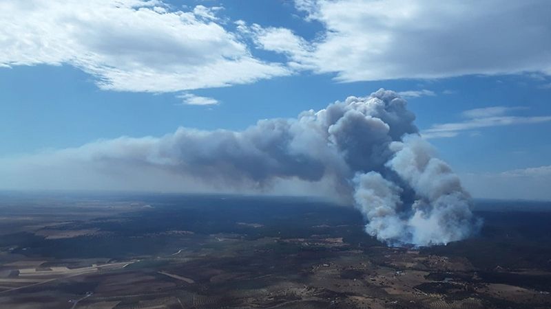 Controlado el incendio de Paterna, donde continúan las labores de extinción con 18 bomberos