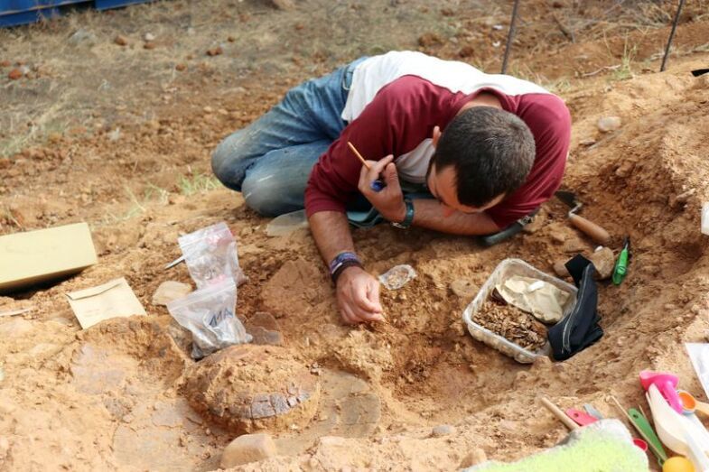Aparecen 14 nuevas tumbas tartésicas en el Cabezo de La Joya