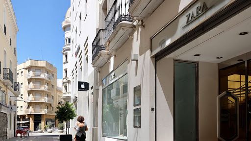 El alcalde pide por videoconferencia a Inditex que no cierre el Zara del centro