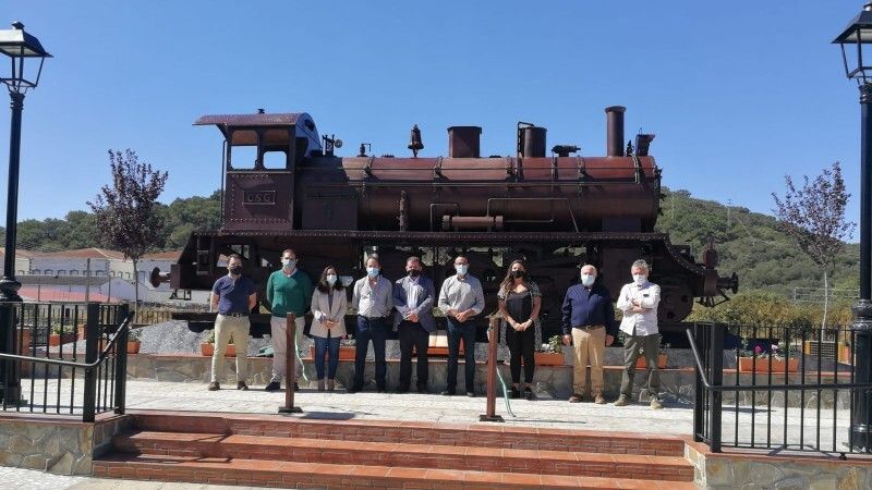 El Repilado inaugura su nueva Plaza del Tren presidida por una locomotora de vapor