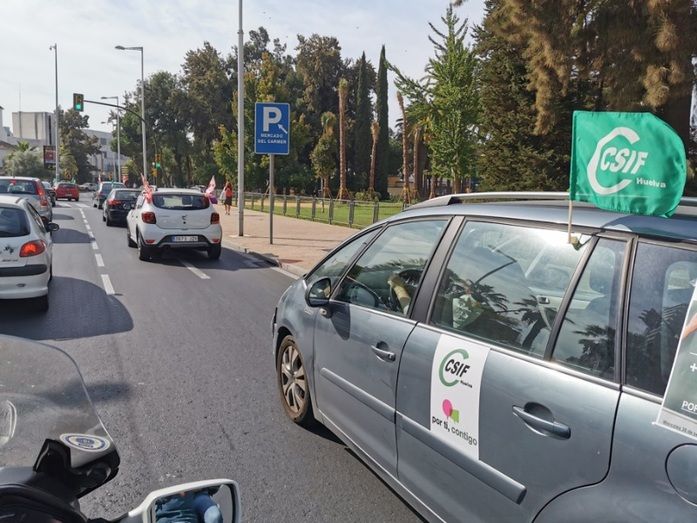 CSIF, ANPE y UGT protagonizan una caravana de coches para exigir más docentes y recursos en los centros educativos frente al Covid-19
