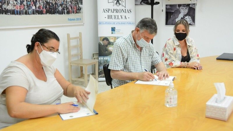 Palos renueva su convenio con la Asociación Aspapronias