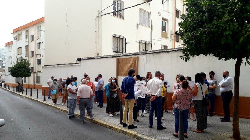 VOX se moviliza junto a vecinos de Isla Chica ante la okupación ilegal de una vivienda