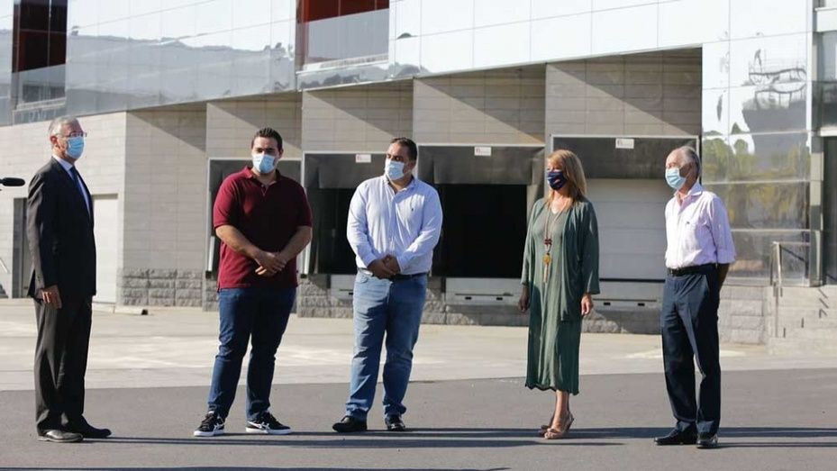 La presidenta del Puerto entrega las llaves de la nueva lonja