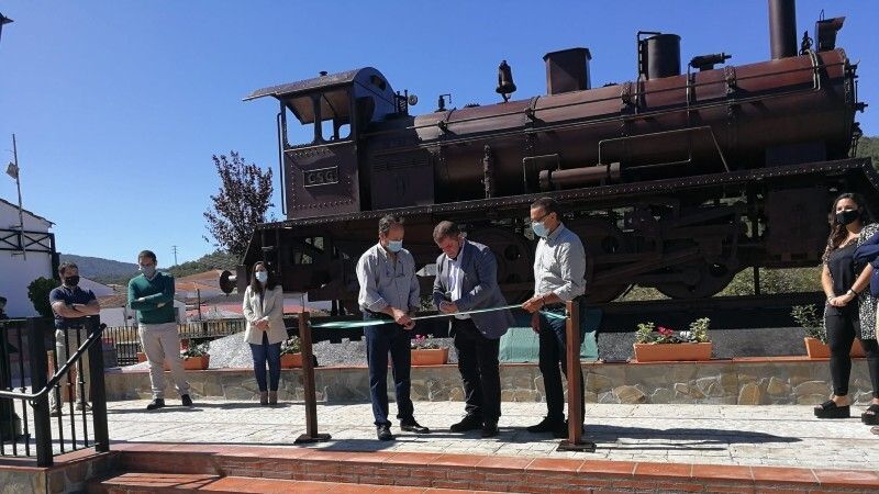 El Repilado inaugura su nueva Plaza del Tren presidida por una locomotora de vapor