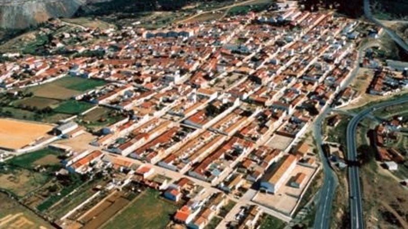 El alcalde de El Campillo pide calma ante la 'incertidumbre' generada por el brote con 28 casos de coronavirus