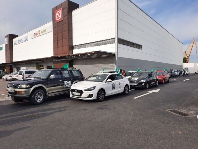 CSIF, ANPE y UGT protagonizan una caravana de coches para exigir más docentes y recursos en los centros educativos frente al Covid-19