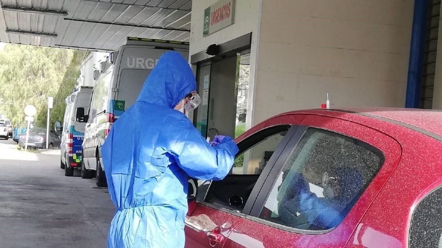 Desinfectan el centro de salud de Lepe tras dar positivo varios trabajadores sanitarios