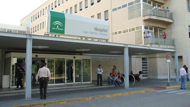 Atienden a tres personas tras una colisión entre dos vehículos en la capital
