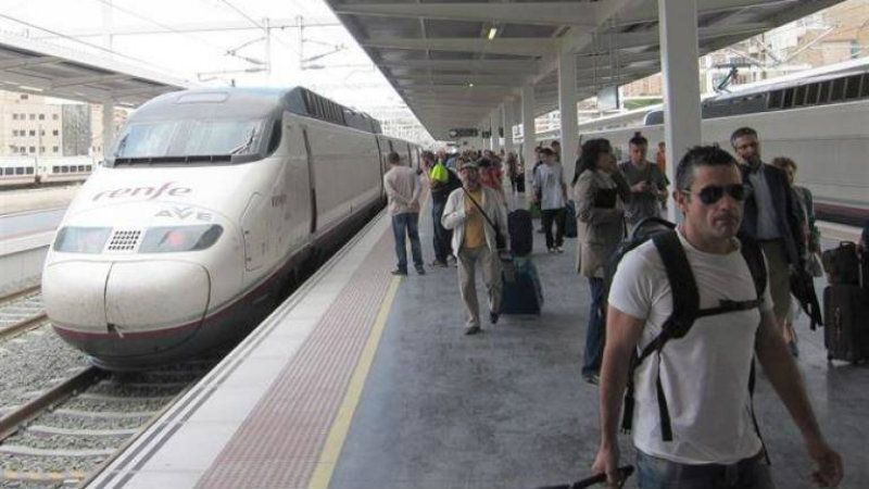 Renfe vuelve a recortar servicios tras el verano y deja un tren diario para viajar a Madrid