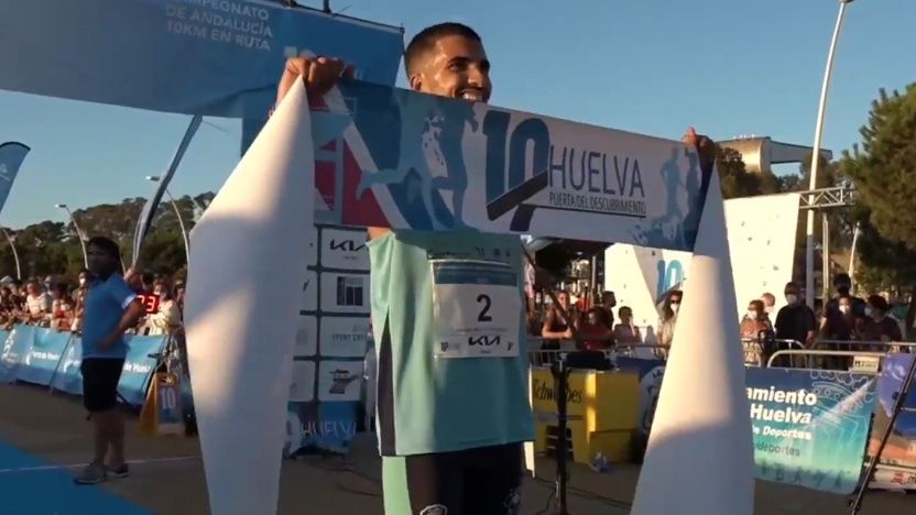 Zakaria Boufaljat, incontestable campeón de Andalucía con récord del 10k de Huelva