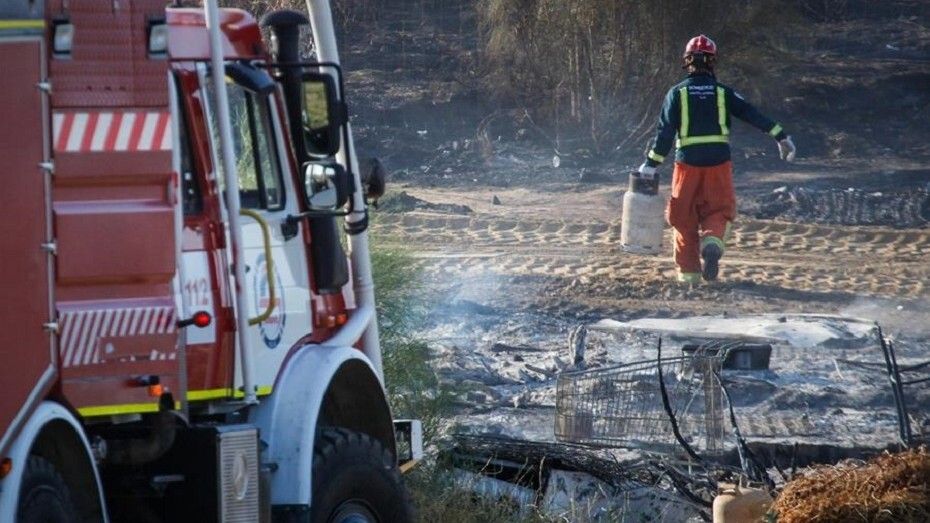 Afectadas 25 chabolas en un incendio declarado en el asentamiento Las Madres de Moguer