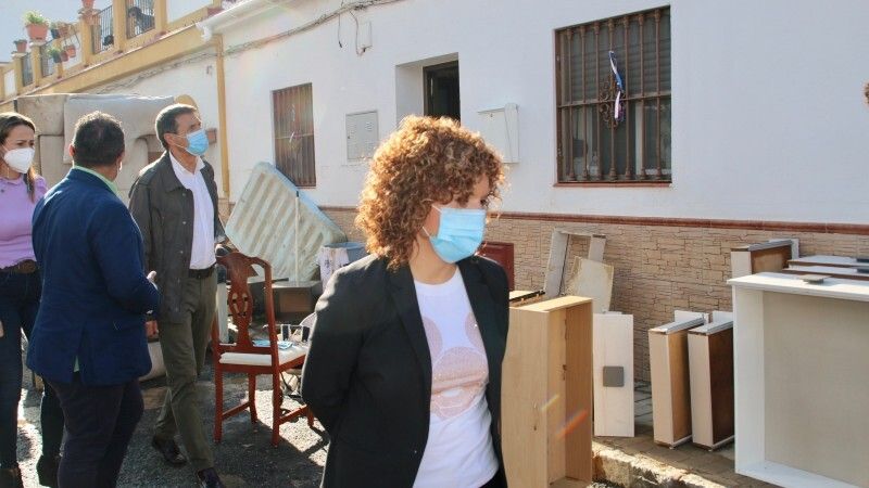 María Eugenia Limón recorre las zonas más afectadas por las inundaciones para conocer los daños