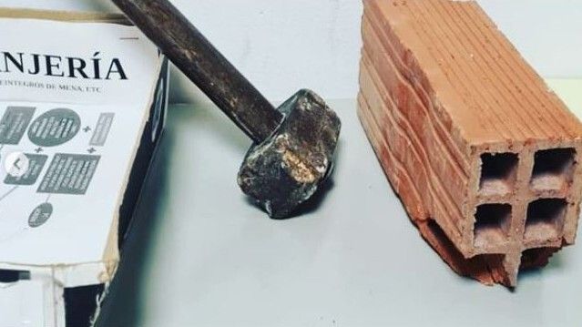 Atacan a la Policía Local en El Torrejón y le lanzan ladrillos, botellas y objetos de hierro
