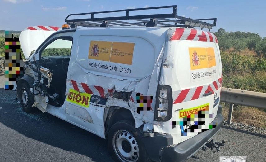 Un herido tras la colisión de un camión con un vehículo de conservación de carreteras que estaba estacionado en el arcén de la A-49