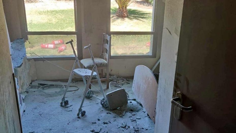 Varios afectados por inhalación de humo tras un incendio declarado en la residencia de ancianos de Almonte