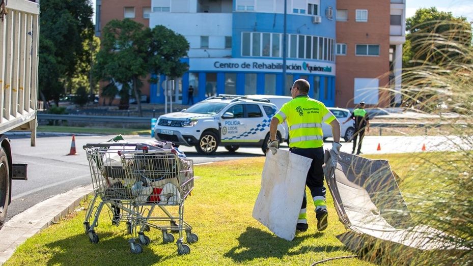 Retiran los restos del asentamiento que se encontraba en la rotonda de acceso al Puente del Odiel