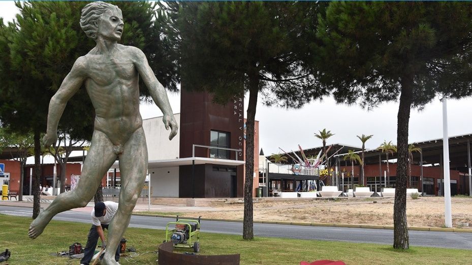 Punta Umbría instala su réplica del Monumento al fútbol en la avenida del Decano