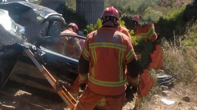 Mueren dos personas tras caer su vehículo por un puente que separa los dos sentidos de la A-49