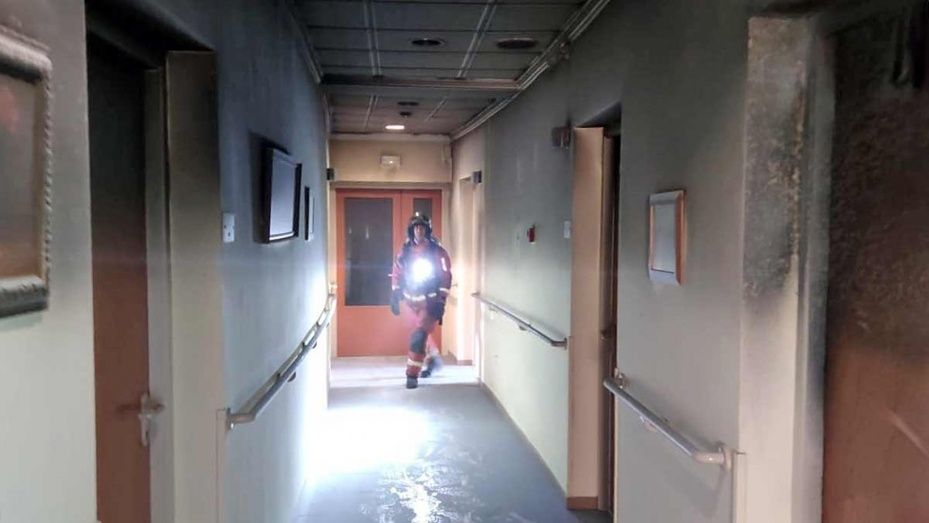 Varios afectados por inhalación de humo tras un incendio declarado en la residencia de ancianos de Almonte
