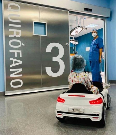 Los pacientes pediátricos del Hospital Quirónsalud Huelva entran al quirófano en coche eléctrico