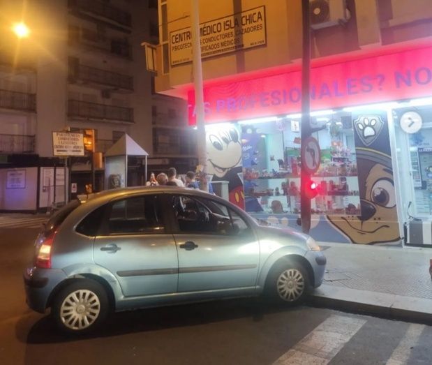 Un conductor alcoholizado derriba un semáforo en Isla Chica