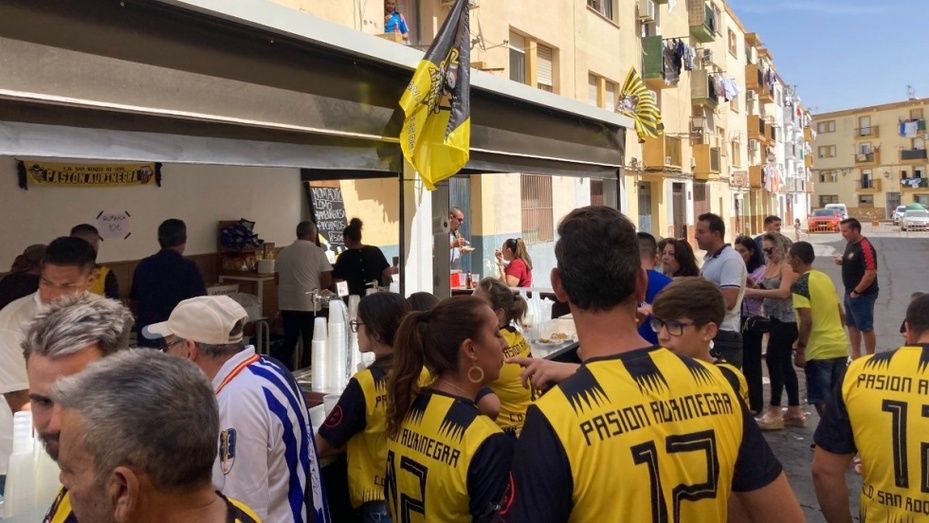 Ya se vive la pasión del derbi onubense en las calles de Lepe