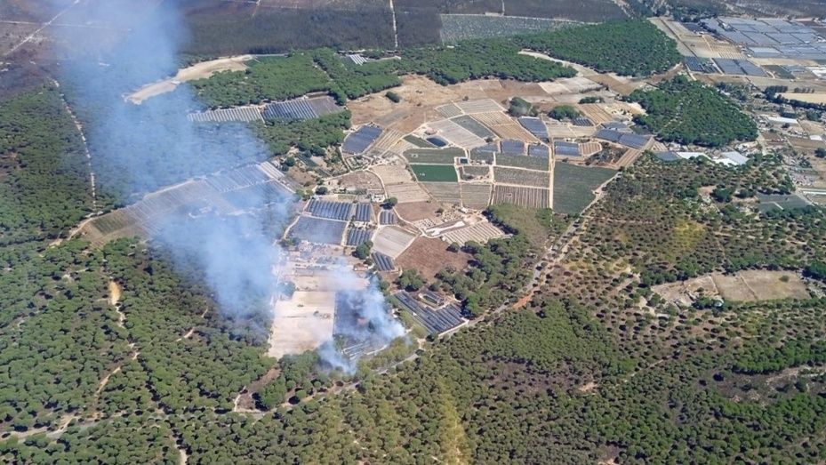 Efectivos del Plan Infoca extinguen un incendio forestal en un paraje de Bonares y otro en el arroyo Lavapiés de Niebla
