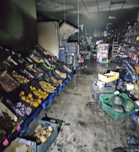 Un incendio calcina una tienda de alimentación en Almonte