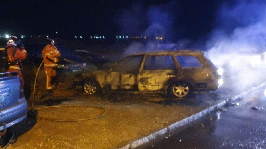Extinguen el incendio de un vehículo en Ayamonte y de una vivienda en Paterna del Campo