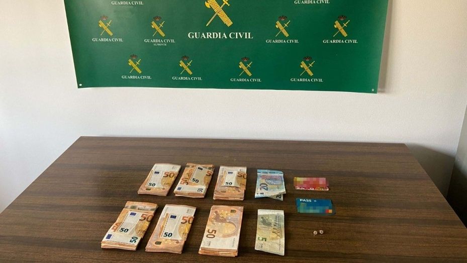 Detenido tras sacar 6.000 euros con tarjetas de crédito que robaba del interior de vehículos