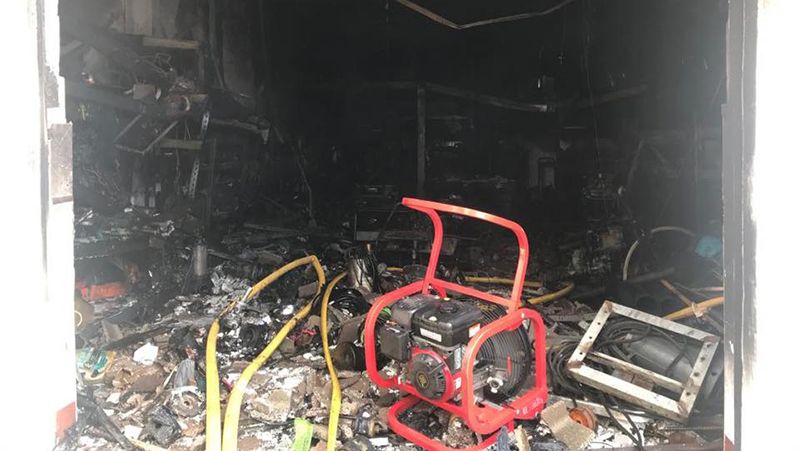 Evacúan una vivienda en Ayamonte por el incendio en un garaje con material inflamable