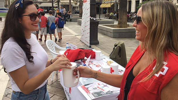 Más de 30 mesas informativas de la Cruz Roja piden apoyo a los onubenses en el Día de la Banderita