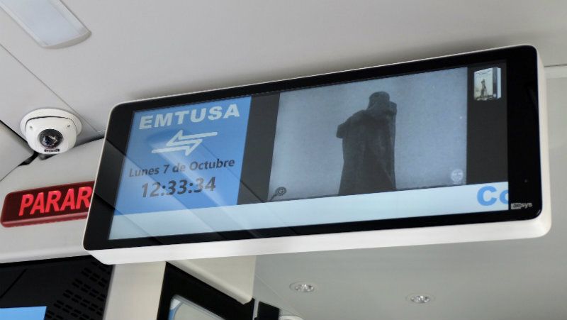 Vídeo documental en bucle de la inauguración del Monumento a Colón esta semana en los autobuses de Emtusa