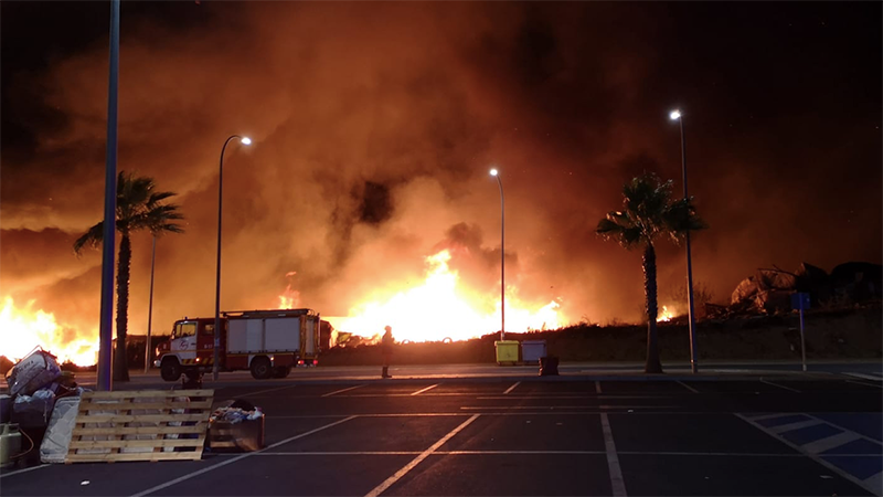 Las llamas amenazan de nuevo con asolar el asentamiento chabolista de Lepe unas horas después del último incendio