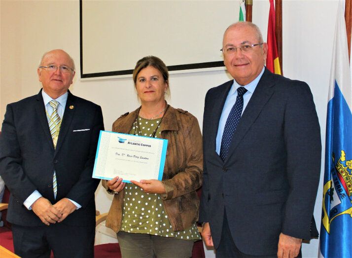 Rocío Pérez recibe la Beca Doctor Sánchez Pajares de la Fundación Atlantic Copper