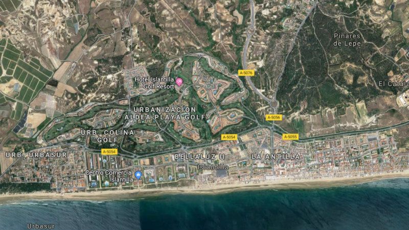 Un trabajador herido al caerse desde una altura de tres plantas mientras pintaba una fachada en Isla Cristina