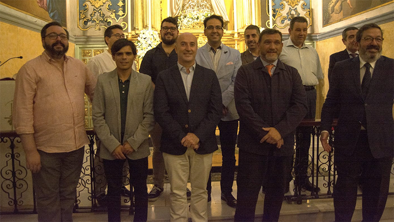 La Borriquita entrega a Los Negritos un cuadro  como recuerdo de la Coronación