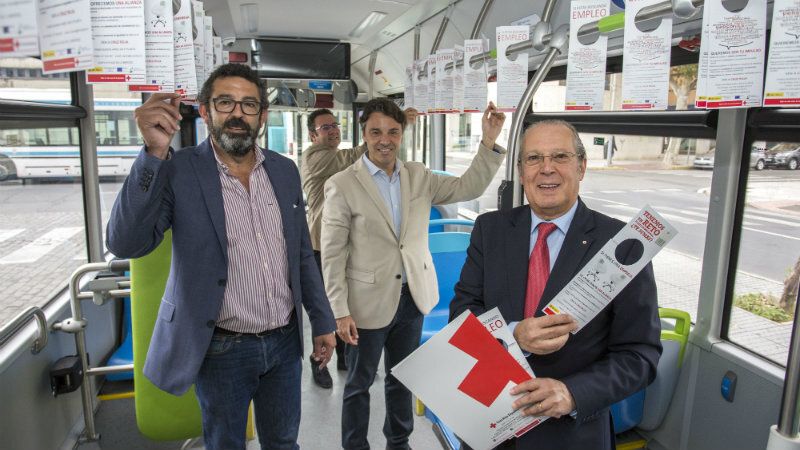 Cruz Roja informará sobre su Plan de Empleo en el interior de los autobuses de Emtusa